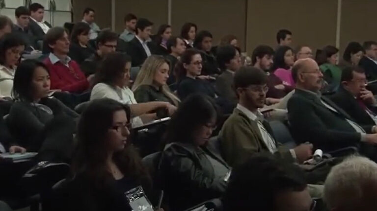 Público na FGV/SP (EN: Audience at FGV/SP).