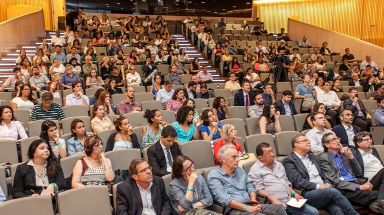 Público durante o evento (EN: Audience at event).