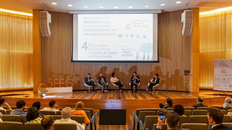 Mesa de discussão (EN: Discussion panel).